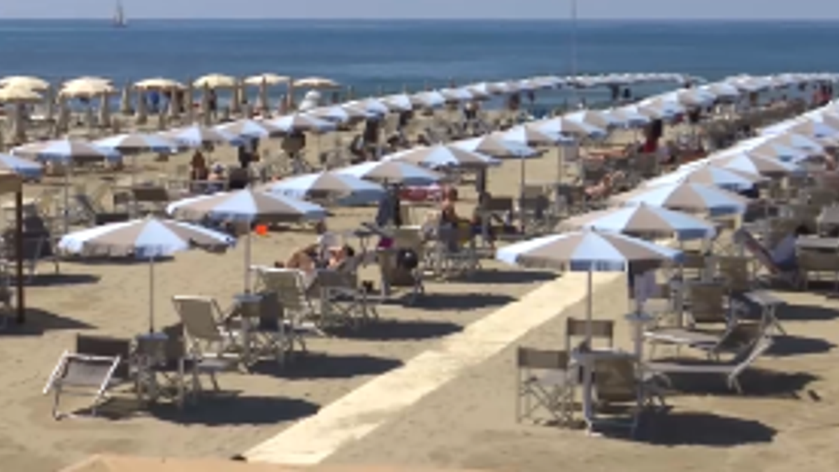 In Versilia è già estate: spiagge e ristoranti si riempiono con l'arrivo del caldo