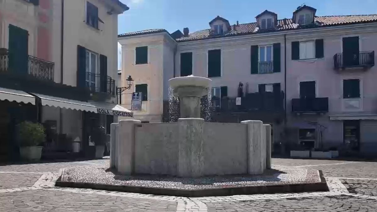 La fontana di Carcare come Trevi: turisti la riempiono di monetine