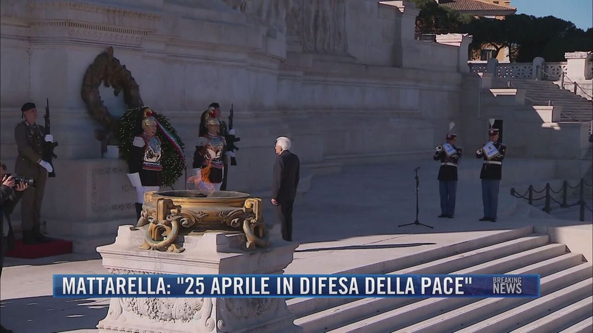 Breaking News delle 21.30 | Mattarella: "25 aprile in difesa della pace