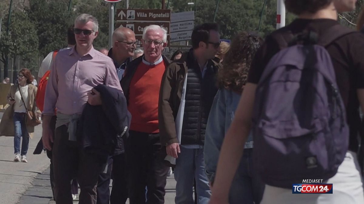 12.00 NAPOLI, ANTICIPO D'ESTATE E BOOM TURISTI SRV