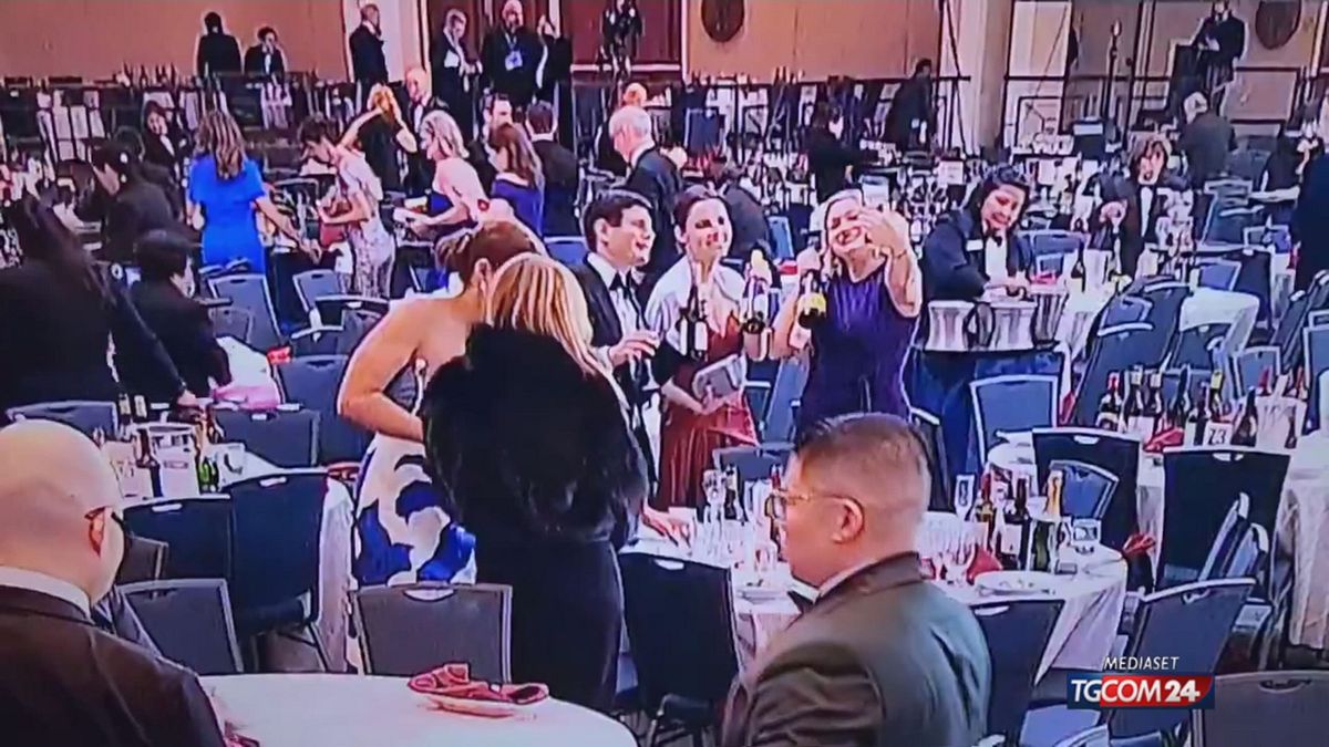 BOTTIGLIE A CASA E SELFIE SRV