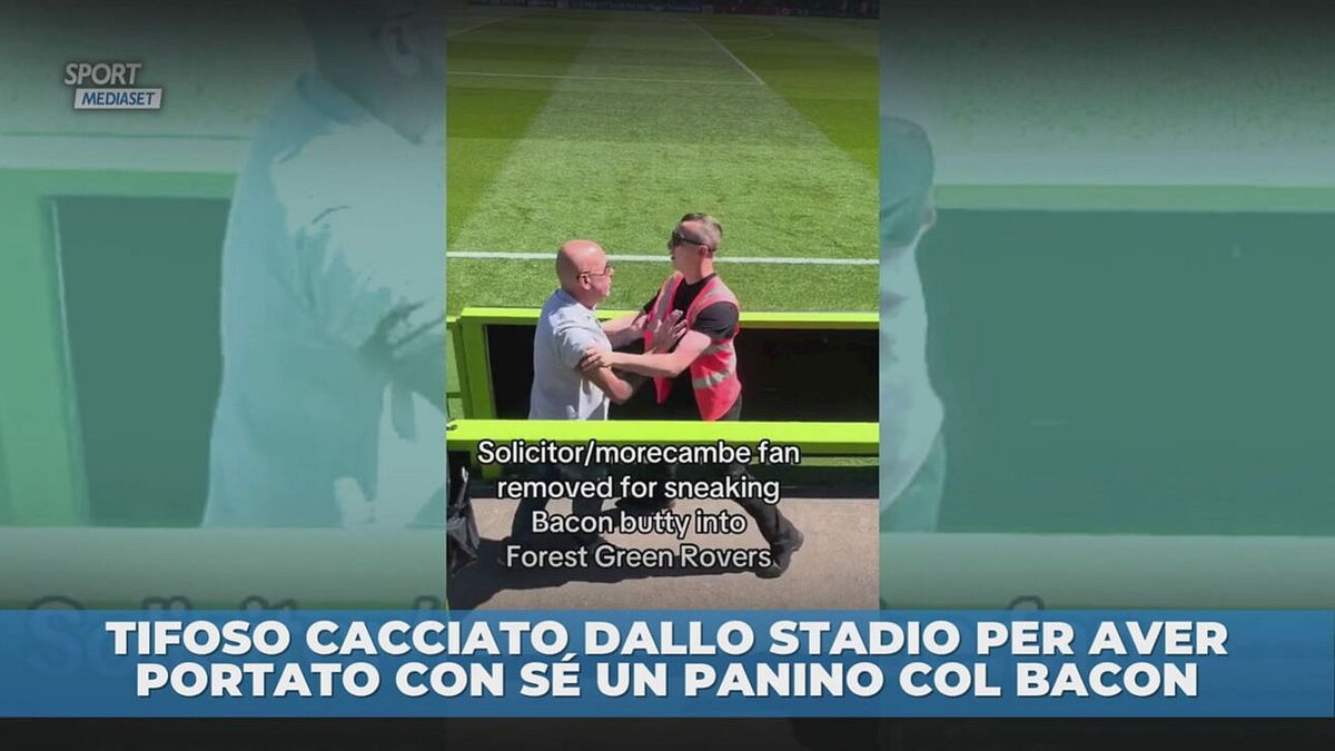 Cacciato dallo stadio per avere con sé un panino col bacon