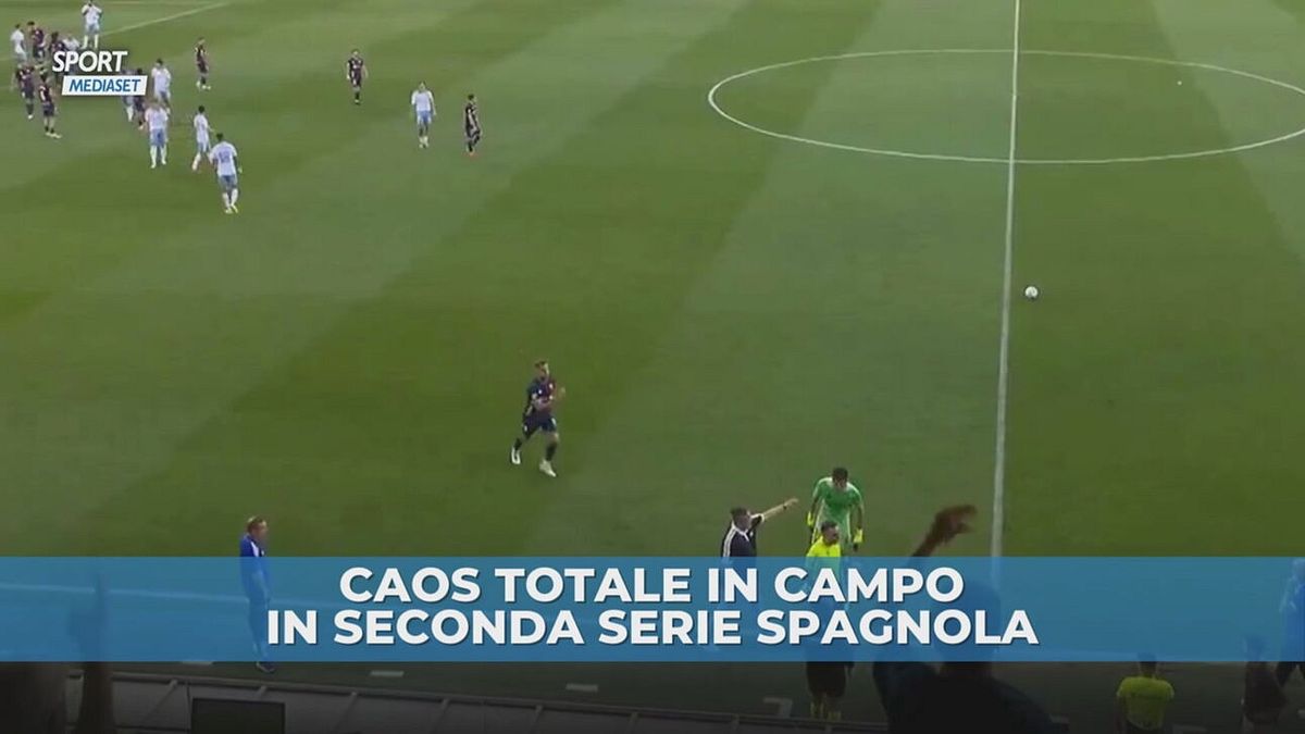 Huesca-Real Saragozza, portiere espulso perde la testa: pugno all'avversario