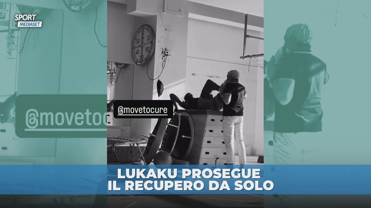 Lukaku si allena da solo in palestra