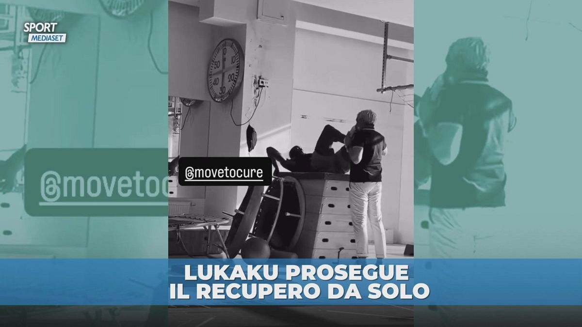 Lukaku si allena da solo in palestra
