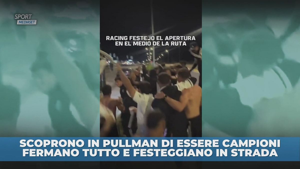 Scoprono di essere campioni mentre sono sul bus e festeggiano in strada