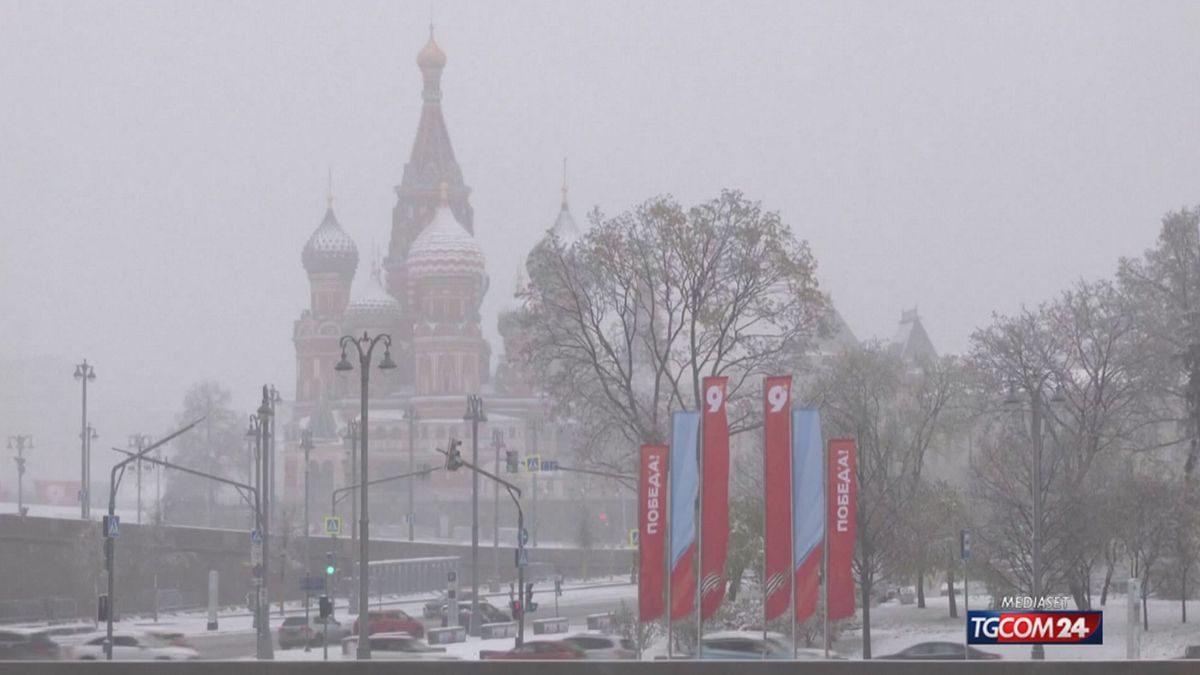 Mosca, una forte tempesta di neve colpisce la città ad aprile