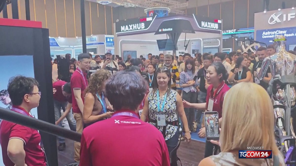 Cina, donna con distrofia muscolare torna a camminare grazie all'esoscheletro