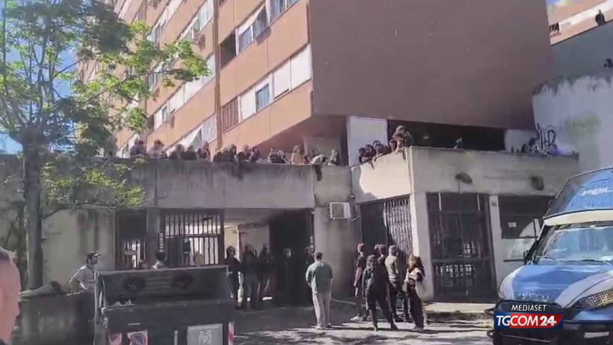 Roma, sgombero al centro sociale Laurentino 38, antagonisti sul tetto contro la polizia