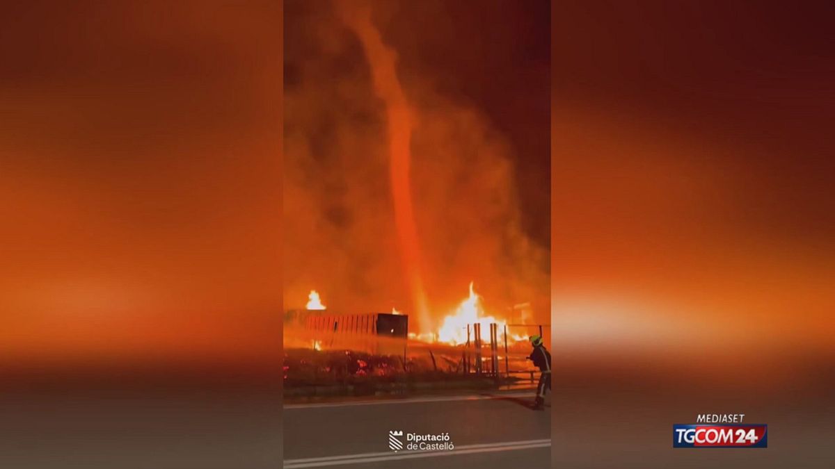 Spagna, un gigantesco tornado di fuoco si alza dalla fabbrica in fiamme