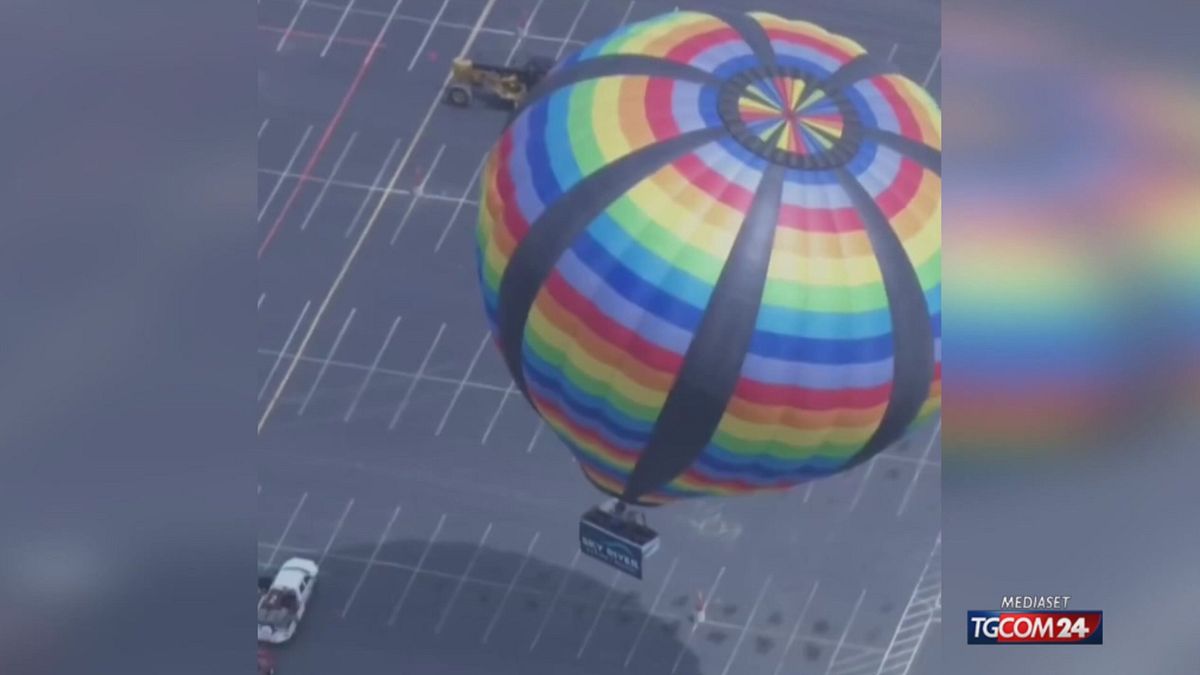 Una mongolfiera si schianta sul tetto di un casinò, poi riprende il volo