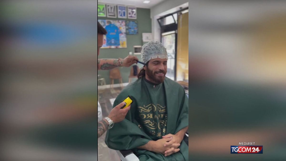 Can Yaman taglia la barba: il cambio look dell'attore turco