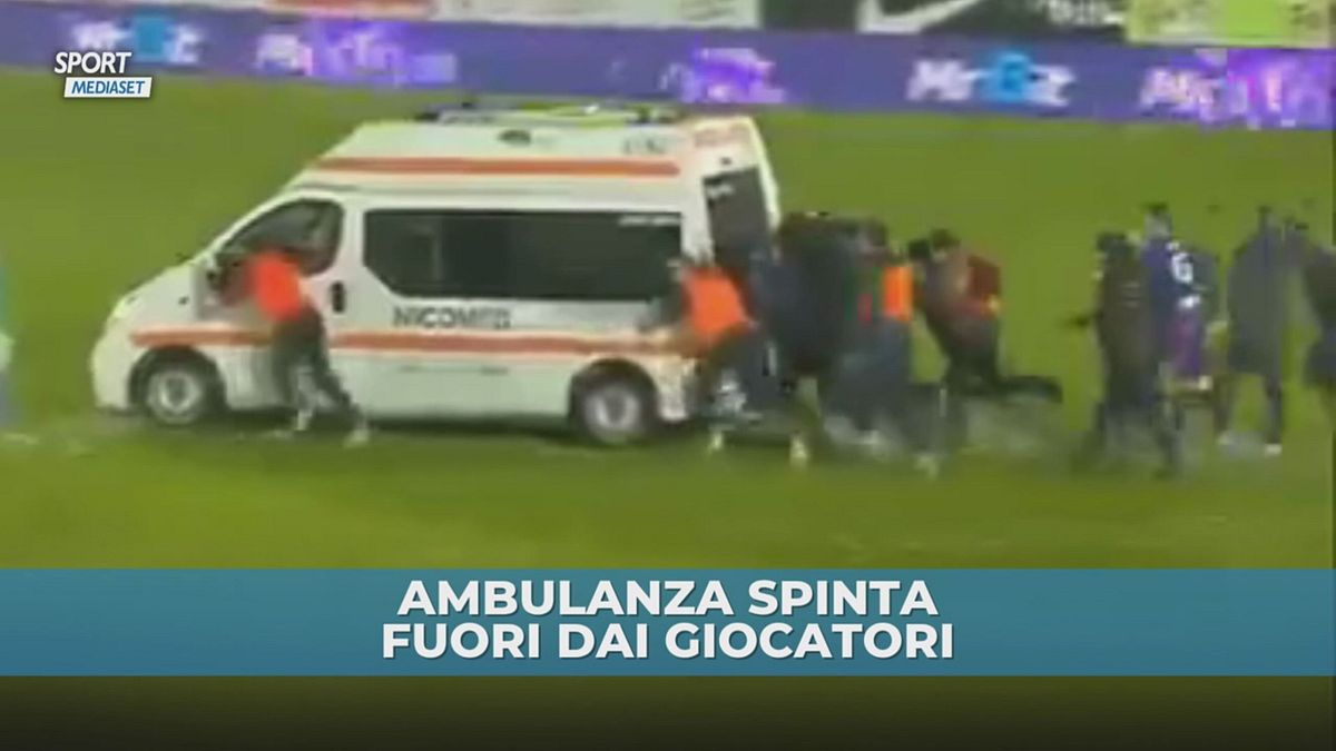 Surreale in Romania: ambulanza impantanata spinta dai calciatori