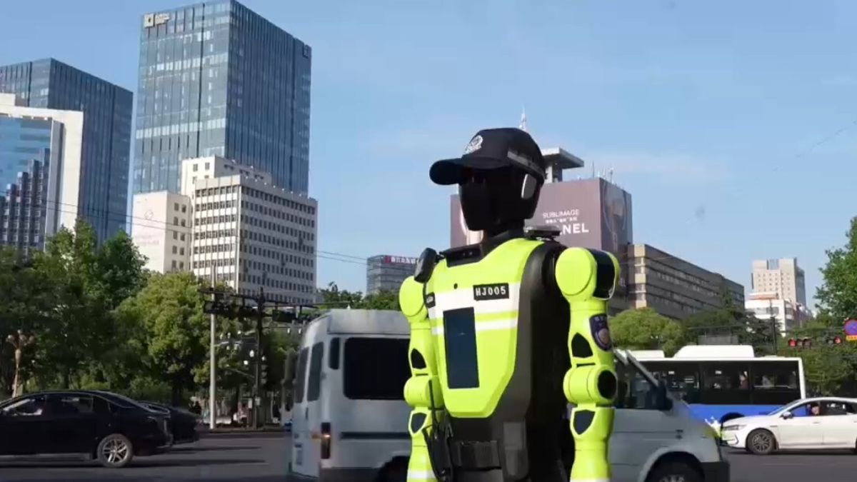 Cina, squadra di vigili-robot dirige il traffico