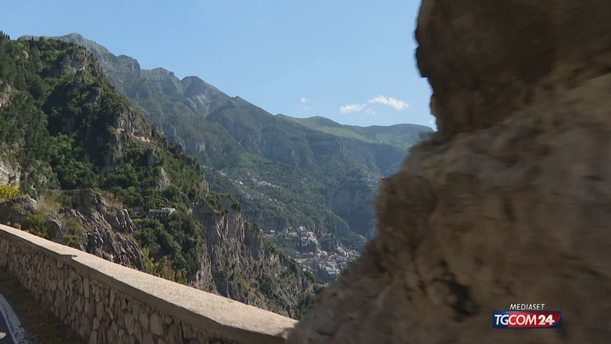 Positano, folla di turisti per il ponte che porta all'estate
