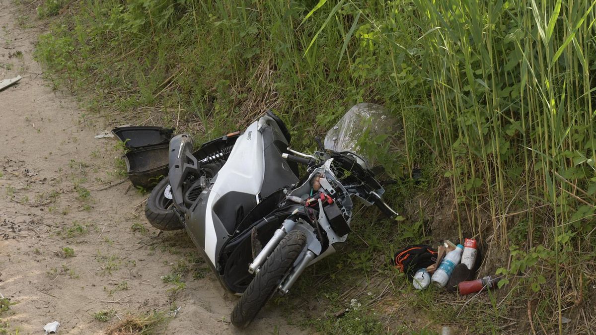 Il fossato accanto alla Strada comunale 704 dove questa mattina sono stati trovati i corpi e il motorino di una ragazza di 24 e un ragazzo di 25 anni