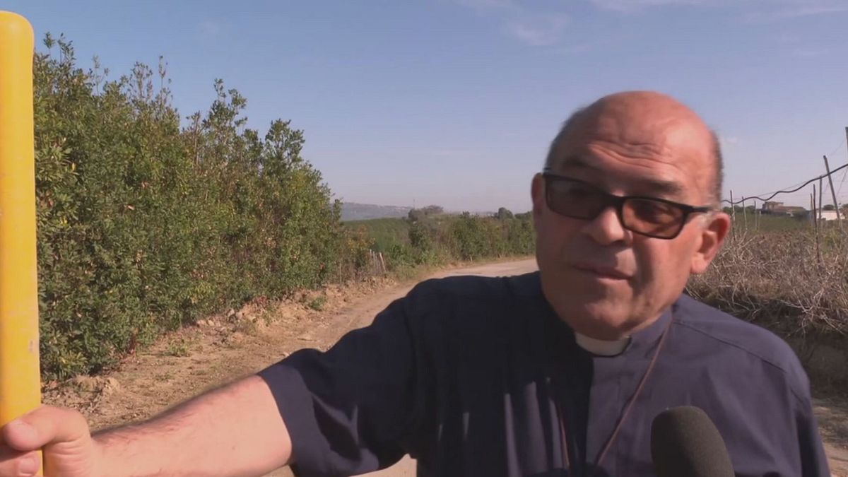Caltanissetta, parroco rattoppa le buche in strada: "Mi hanno detto basta, rischiavo una multa"
