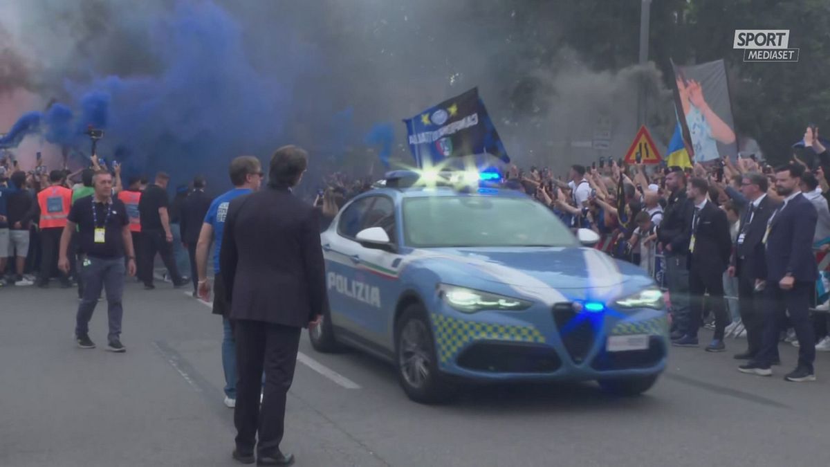 CLIP ARRIVO PULLMAN INTER A SAN SIRO PRE PARMA - SCUDETTO 03/05 SRV