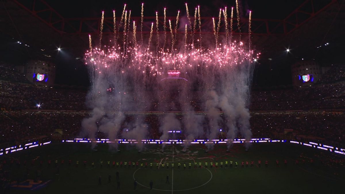 Inter, scatta la festa scudetto: i giocatori cantano e ballano sotto la Curva Nord