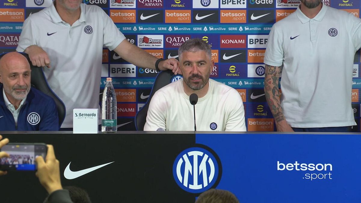 Inter, Chivu leader vero: arriva in conferenza e lascia la scena al suo staff