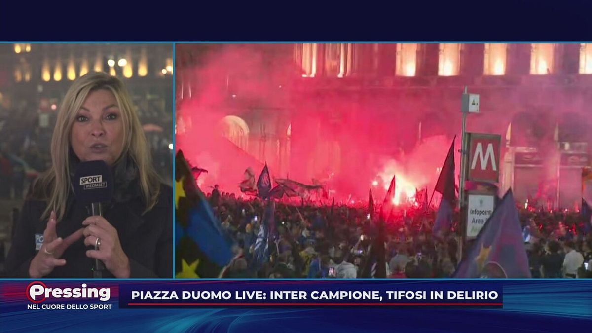 Fumogeni, bandieroni e... stendardi-sfottò: Piazza Duomo è tutta nerazzurra