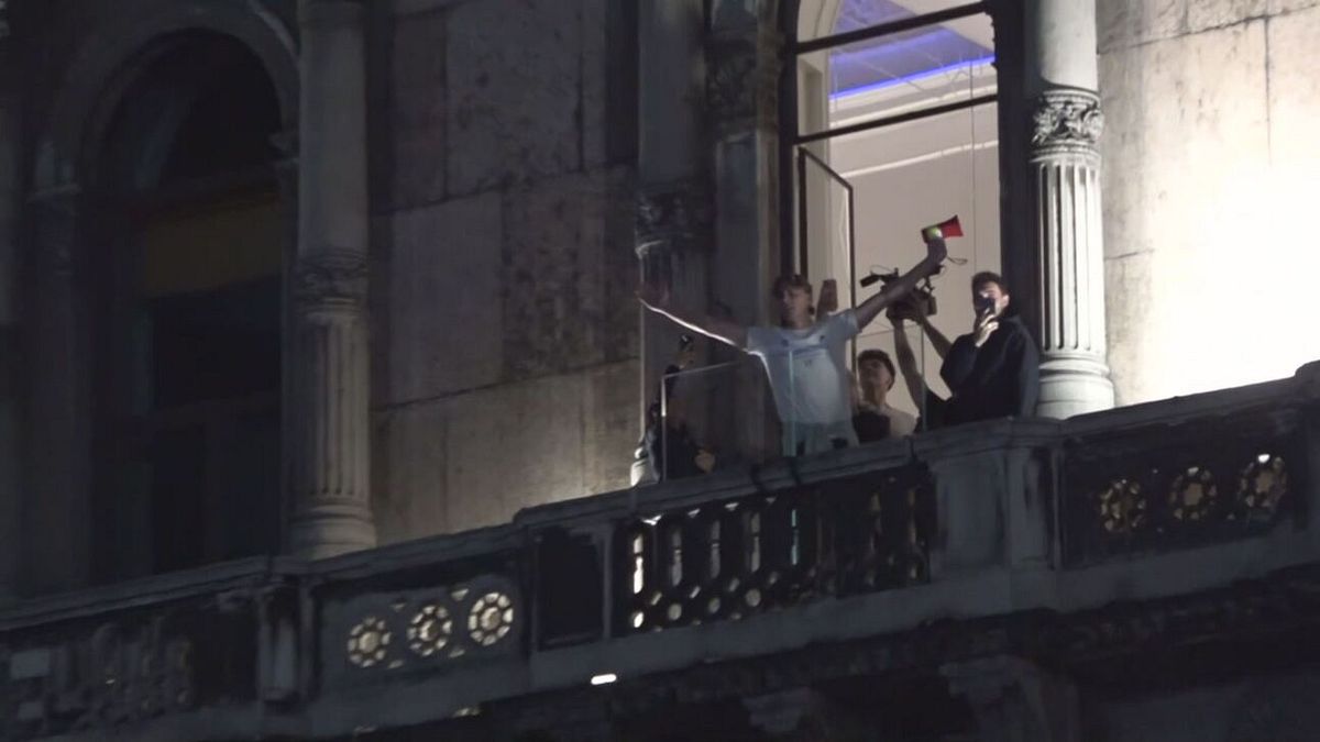 Inter, la festa dal balcone in Duomo: Esposito capo ultras