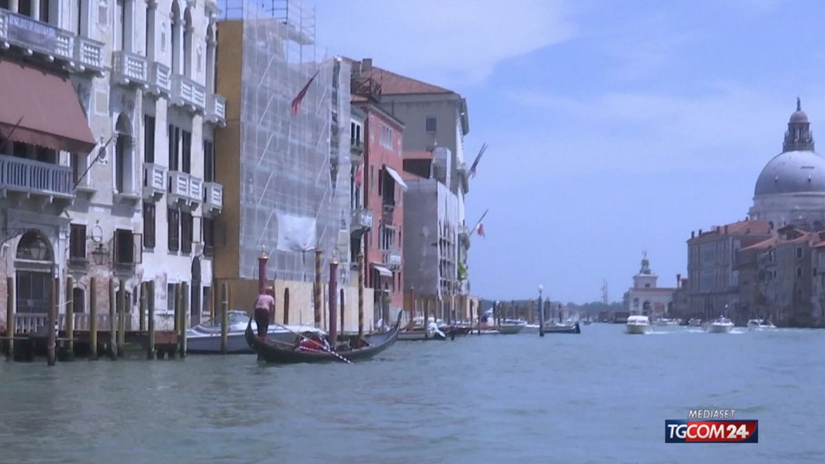 Venezia, turisti "cafoni" si tuffano nel Canal Grande