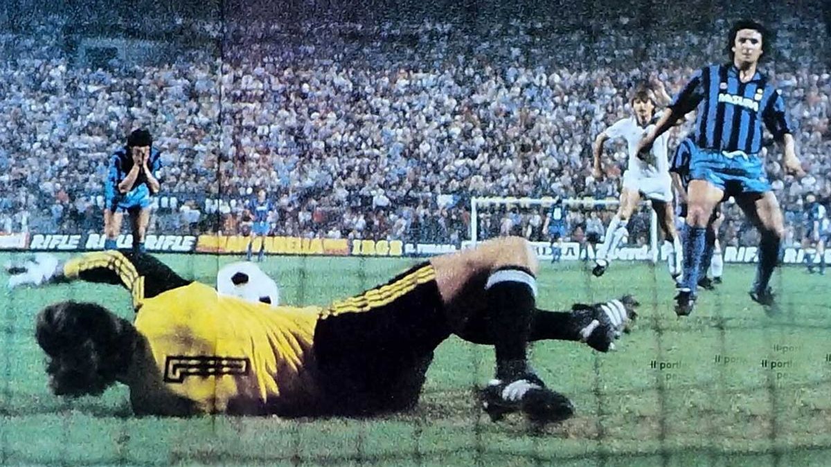 Evaristo Beccalossi sbaglia due rigori contro lo Slovan Bratislava nei sedicesimi di finale di Coppa delle Coppe 1982