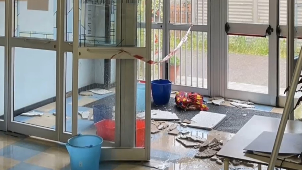Milano, crollano pezzi di soffitto in un asilo nido: 20 piccoli evacuati