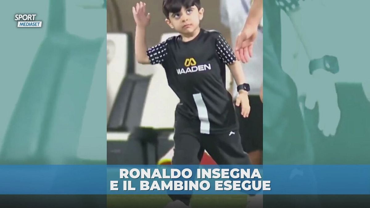 CR7 fa scuola, bambino scende in campo e lo imita: "Calma"