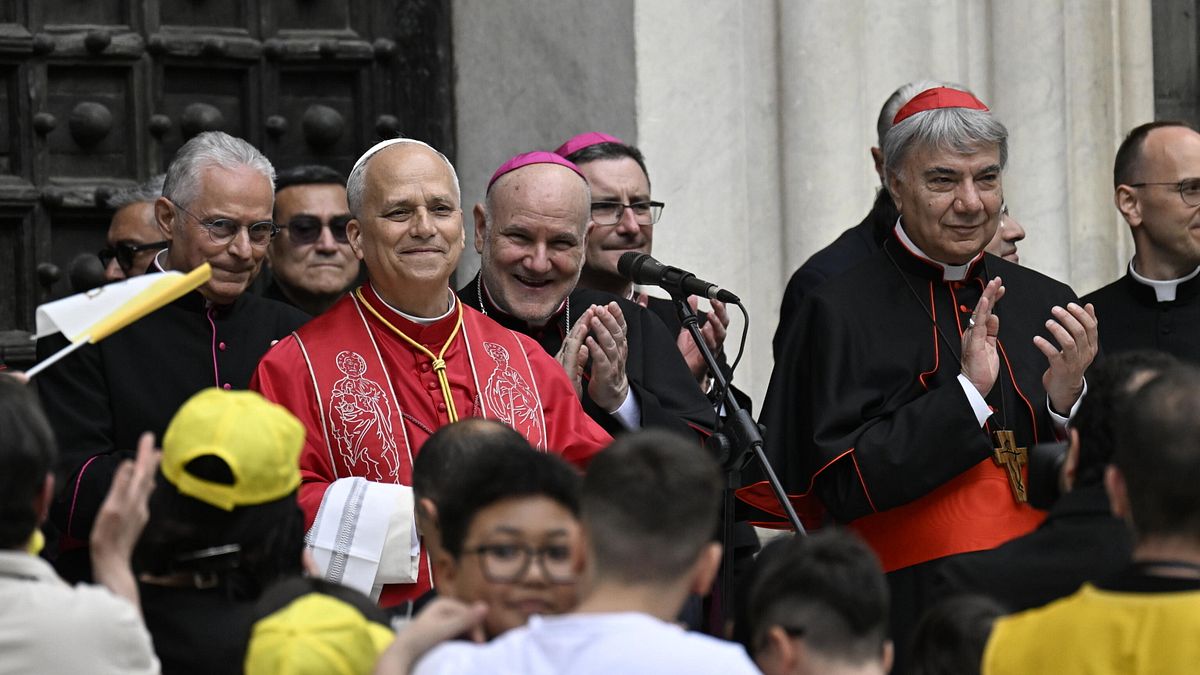  Papa Leone XIV davanti alla Cattedrale di Napoli