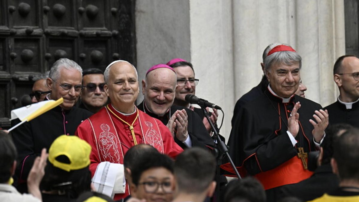  Papa Leone XIV davanti alla Cattedrale di Napoli