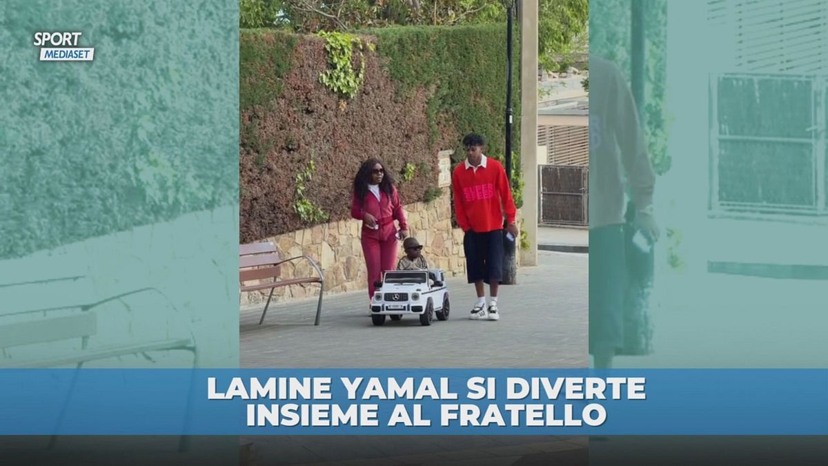 Il fratello di Yamal star dei social: si diverte sull'auto giocattolo