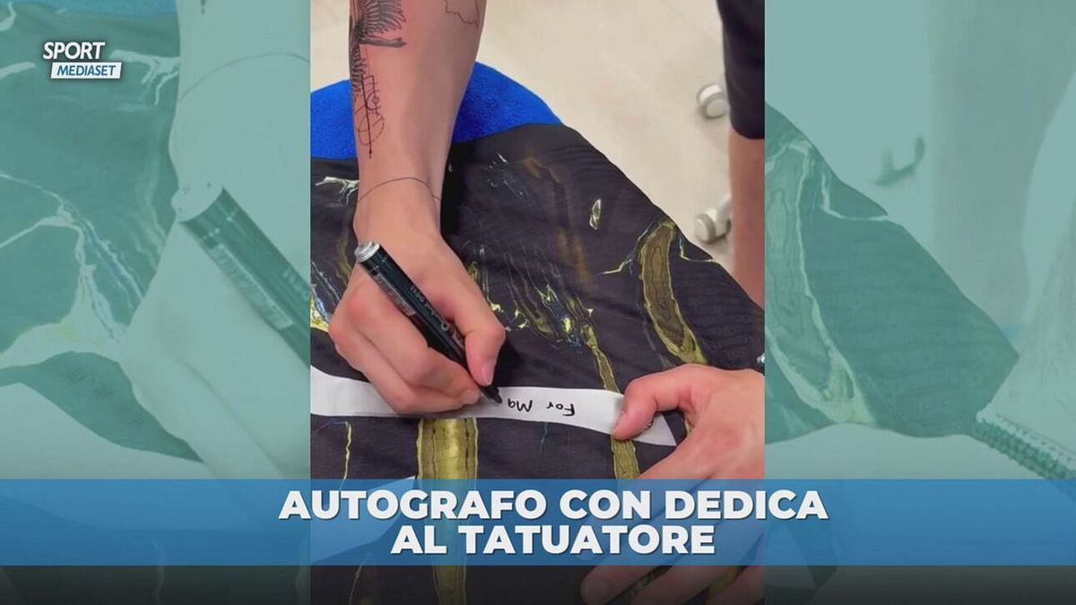 Kvara: prima il tatuaggio poi regala la maglia autografata con dedica