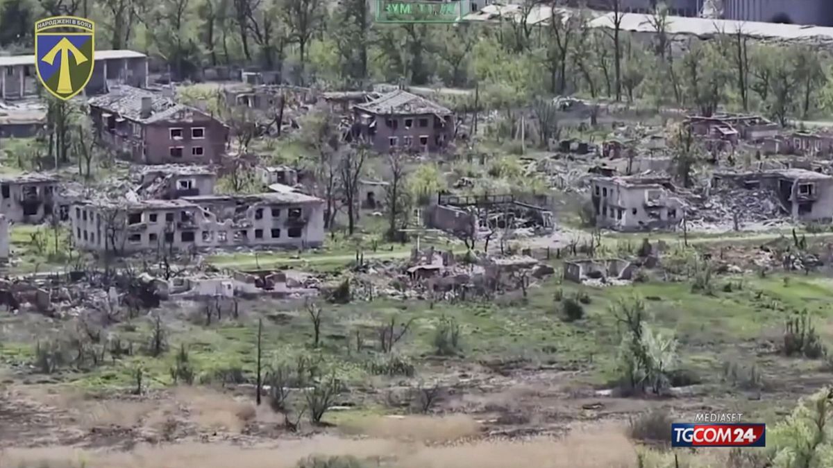 La devastazione di un villaggio ucraino ripresa da un drone