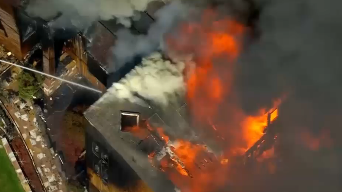 Un enorme incendio divora un'abitazione negli Stati Uniti