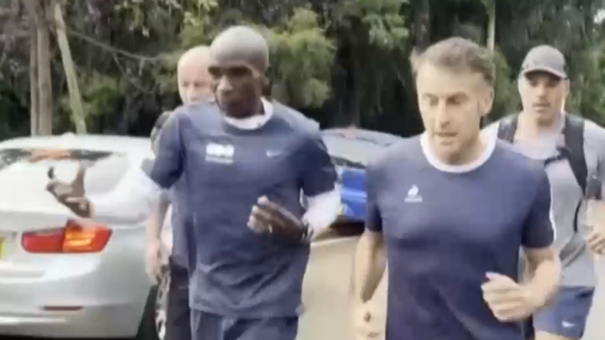Macron fa jogging... insieme a un campione olimpico