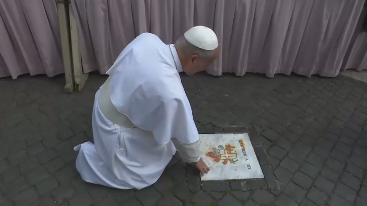 Papa Leone in ginocchio dove avvenne l'attentato a Wojtyła