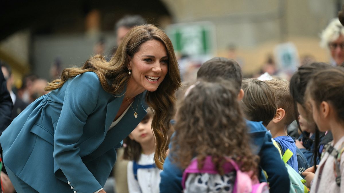 Blazer e pantalone, il look della principessa del Galles Catherine, Kate Middleton, al suo arrivo a Reggio Emilia