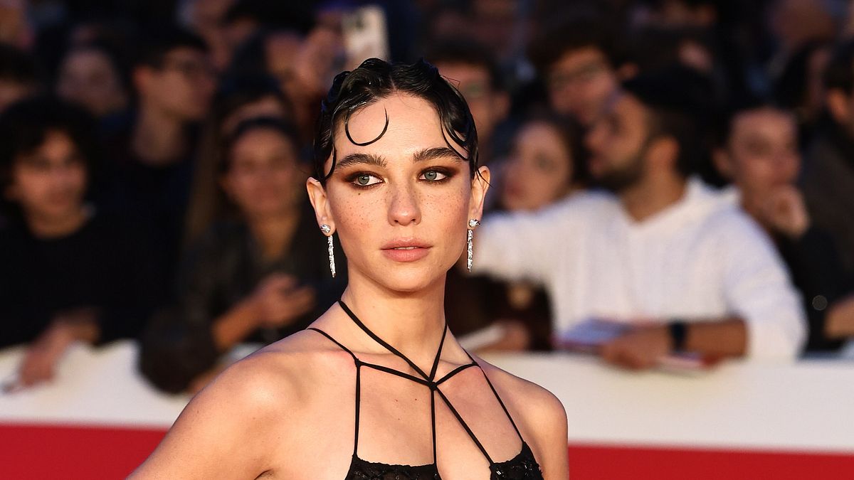 Capelli, il wet look da copiare a Matilda De Angelis