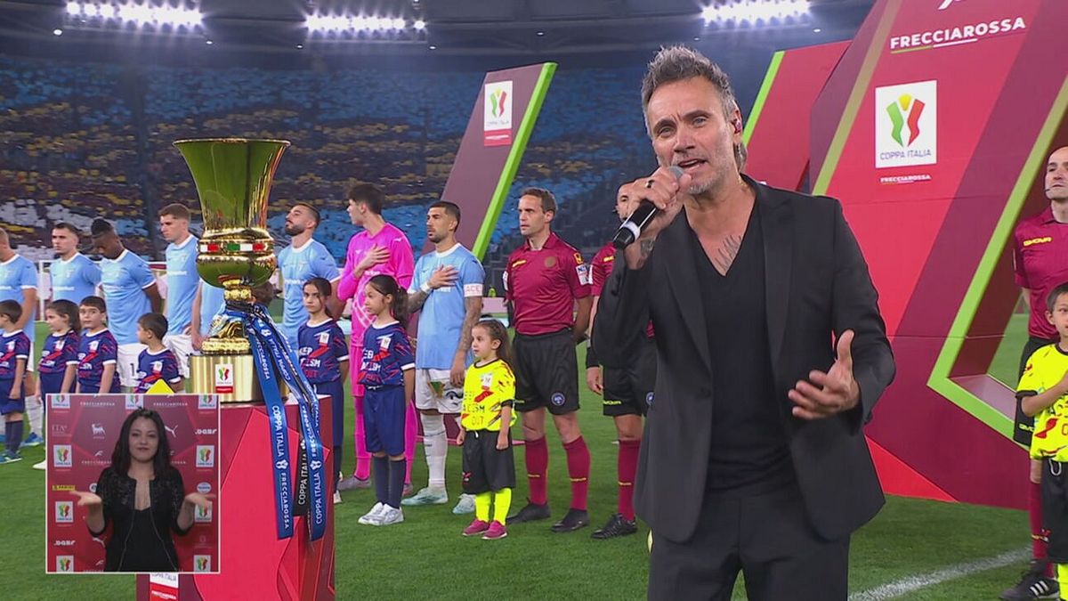 Nek canta l'Inno di Mameli prima della finale di Coppa Italia
