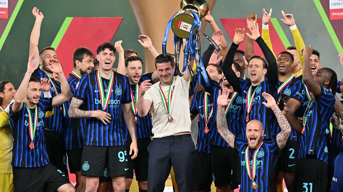  Chivu con la Coppa Italia