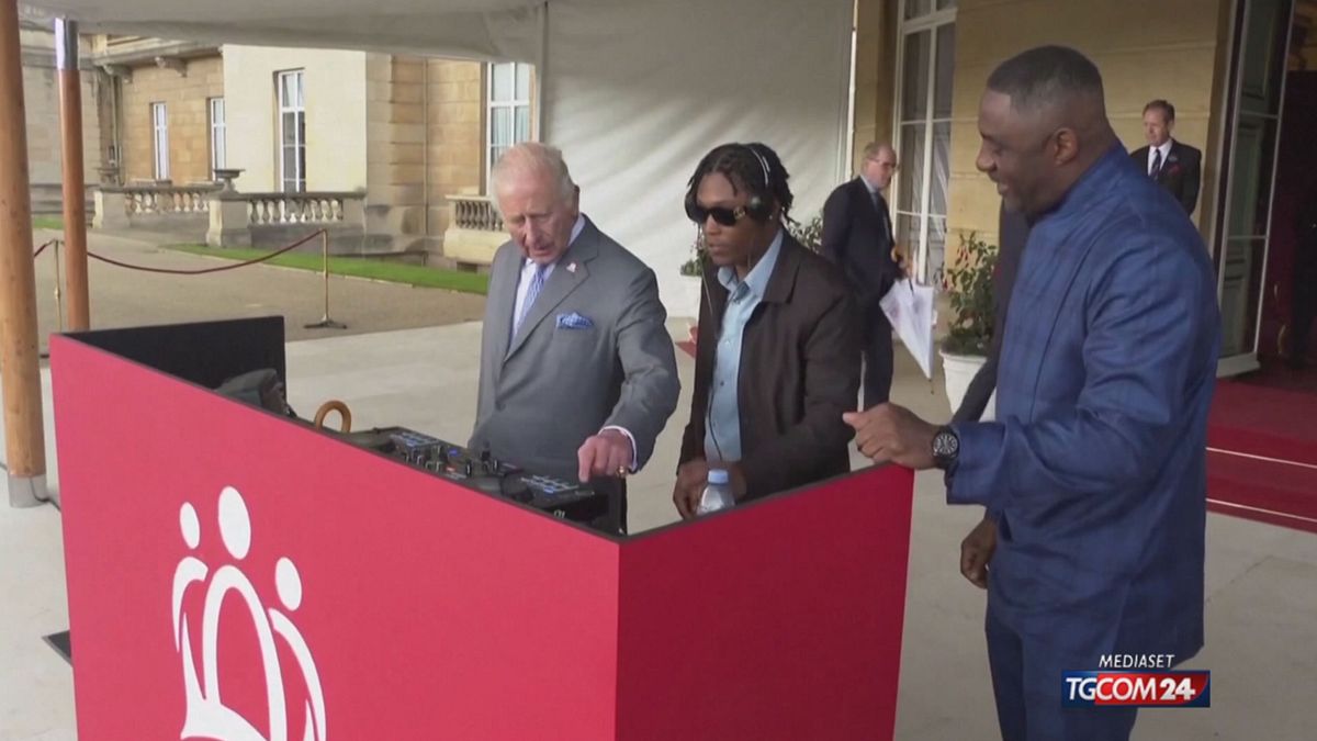 Re Carlo in versione dj al garden party di Buckingham Palace