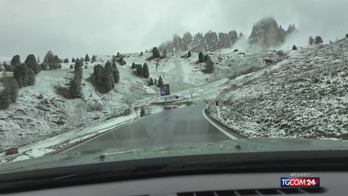 Maltempo, torna l'inverno nel nord Italia: neve sulle Dolomiti e tornado in Polesine