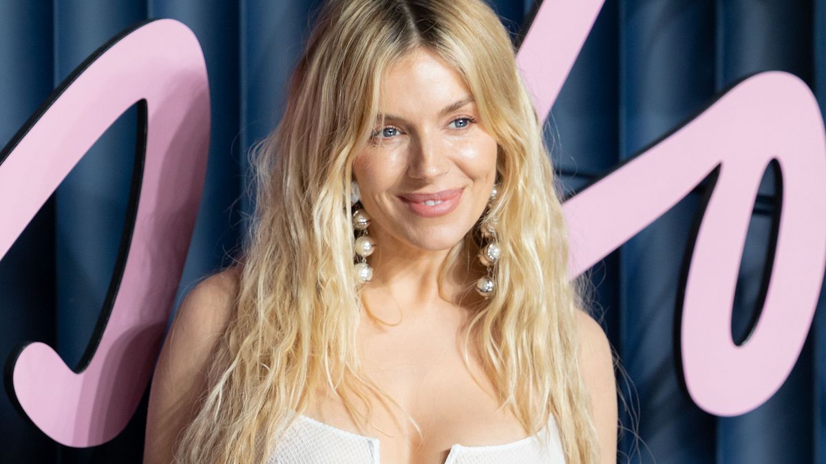 Sienna Miller ai Fashion Awards 2025 