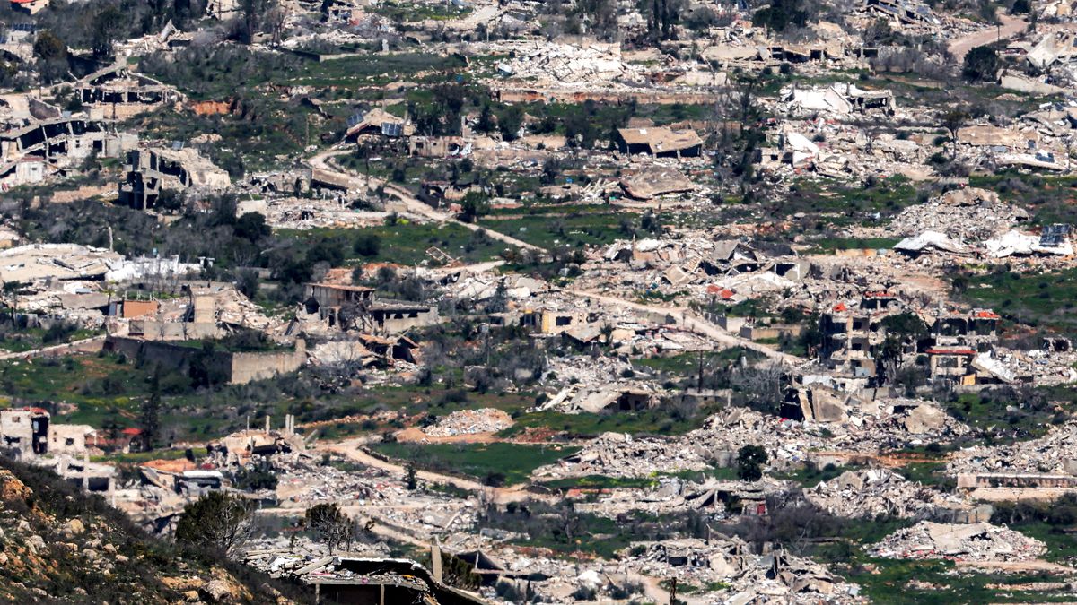 Quello che rimane del villaggio libanese di Kfar Kila dopo un intenso bombardamento israeliano
