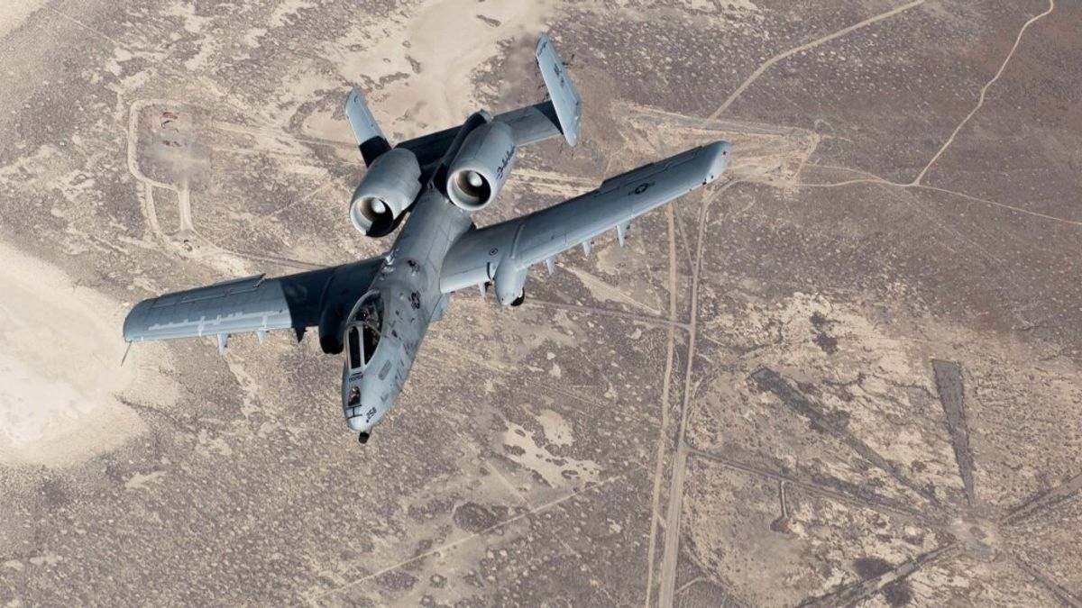 Un aereo A-10 Thunderbolt, noto come Warthog, vola verso l'Iran. Uno di questi aerei è stato abbattuto poco dopo l'F-15E su cui volava il pilota disperso per due giorni vicino alla città di Isfahan