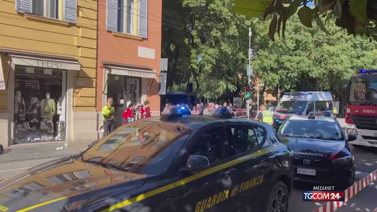 18.00 MODENA, AUTO INVESTE PEDONI SRV