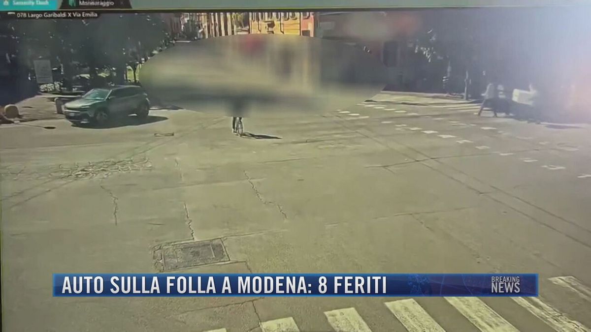 Breaking News delle 21.30 | Auto sulla folla a Modena: 8 feriti