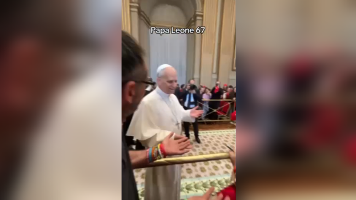 Papa Leone XIV ricrea in Vaticano il meme "6-7"